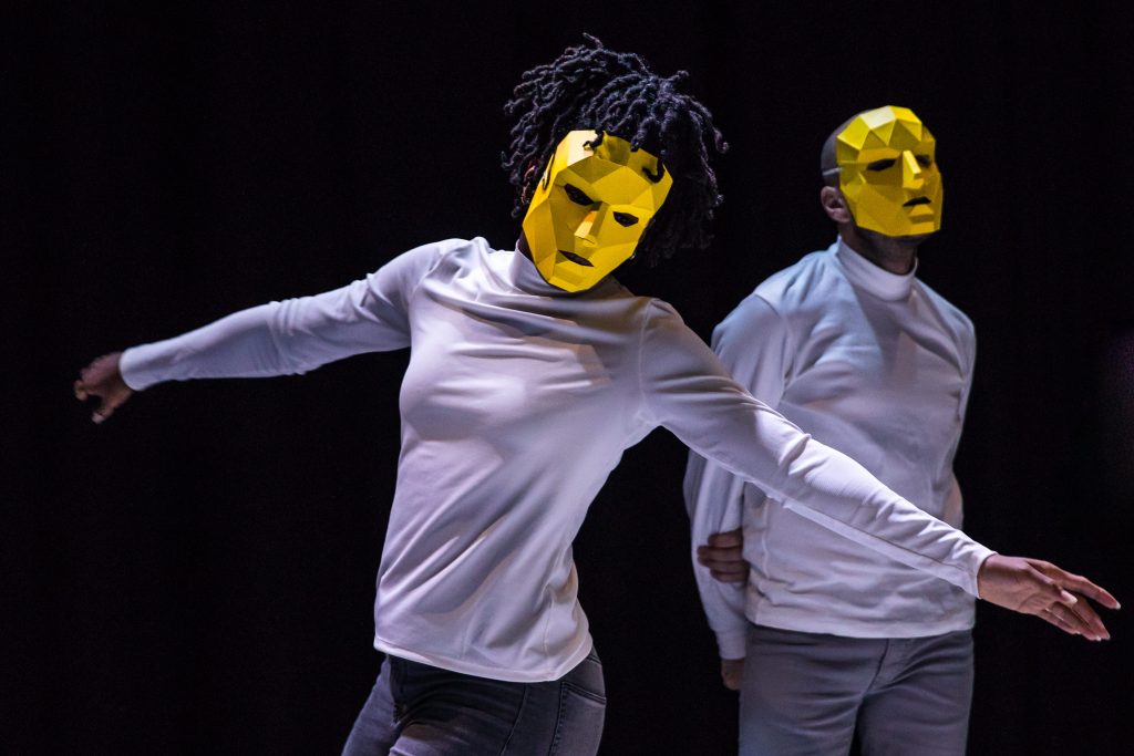 2 acteurs met gele maskers
