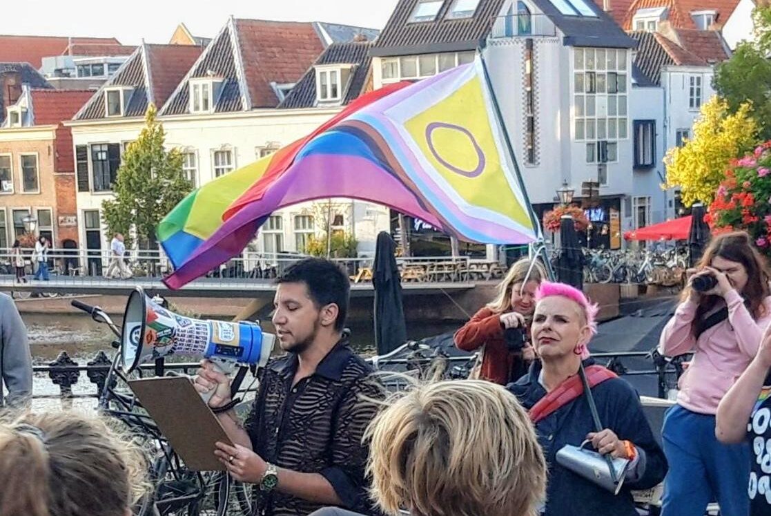 Jonny Tudor geeft een speech tijdens Pride Walk